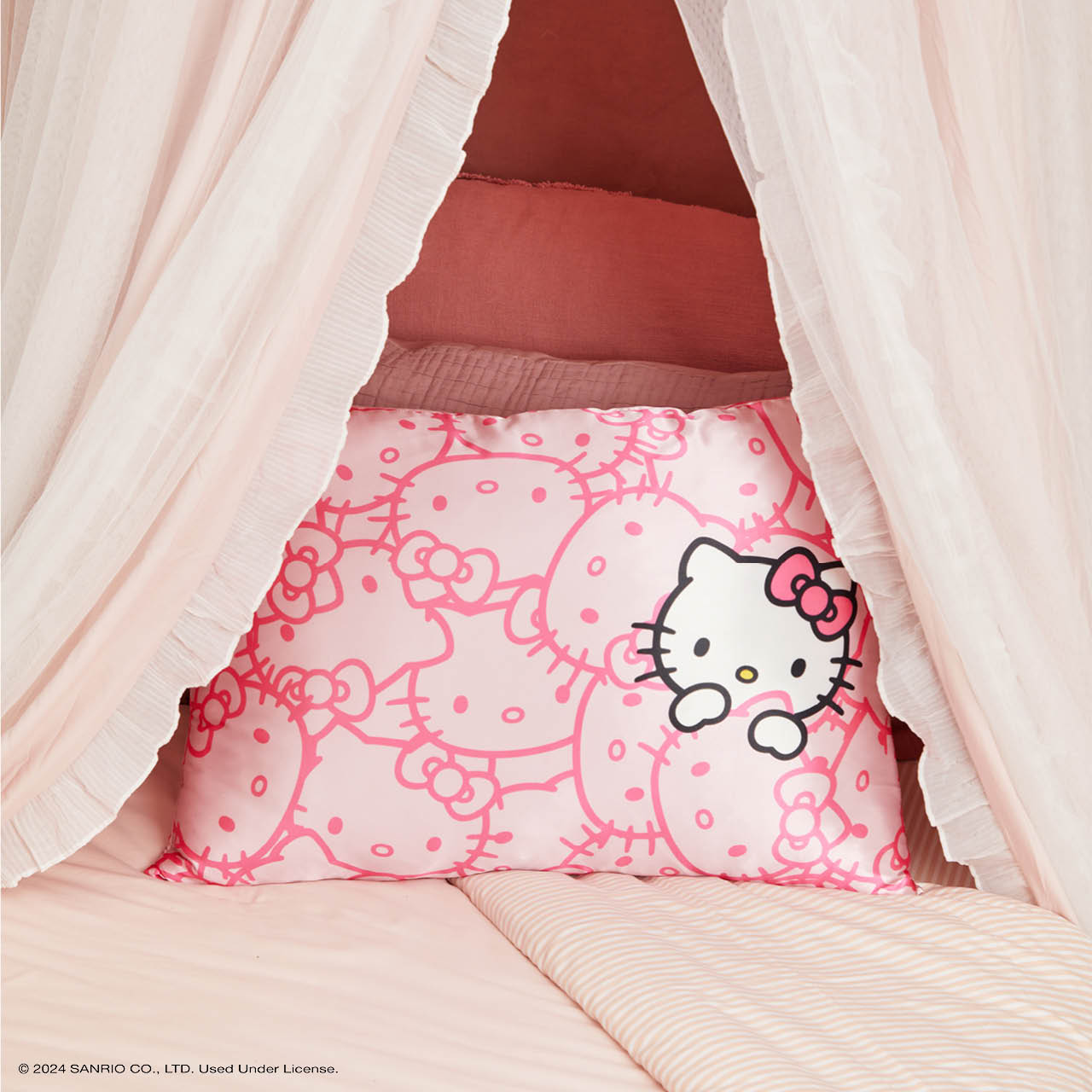 Kitsch x Hello Kitty Taie d'oreiller en satin Visages Hello Kitty roses