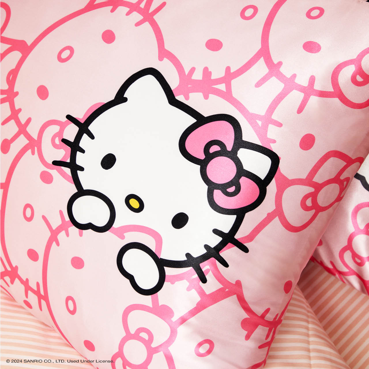 Kitsch x Hello Kitty Taie d'oreiller en satin Visages Hello Kitty roses
