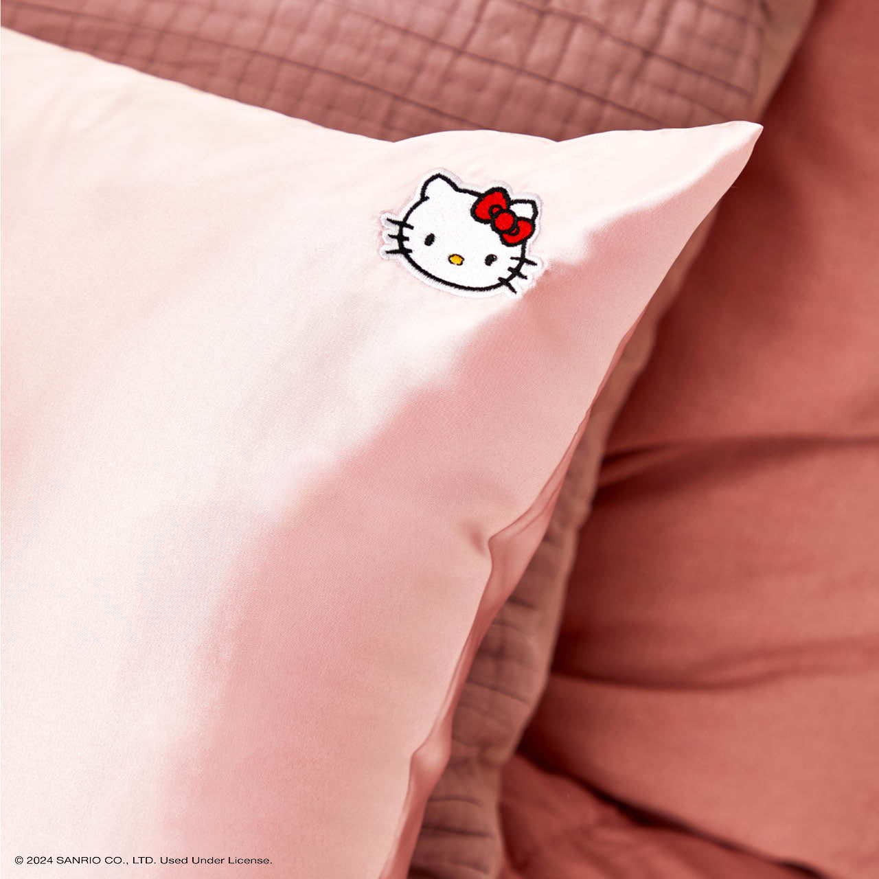 Kitsch x Hello Kitty funda de almohada de satén rosa con cara de Hello Kitty - King