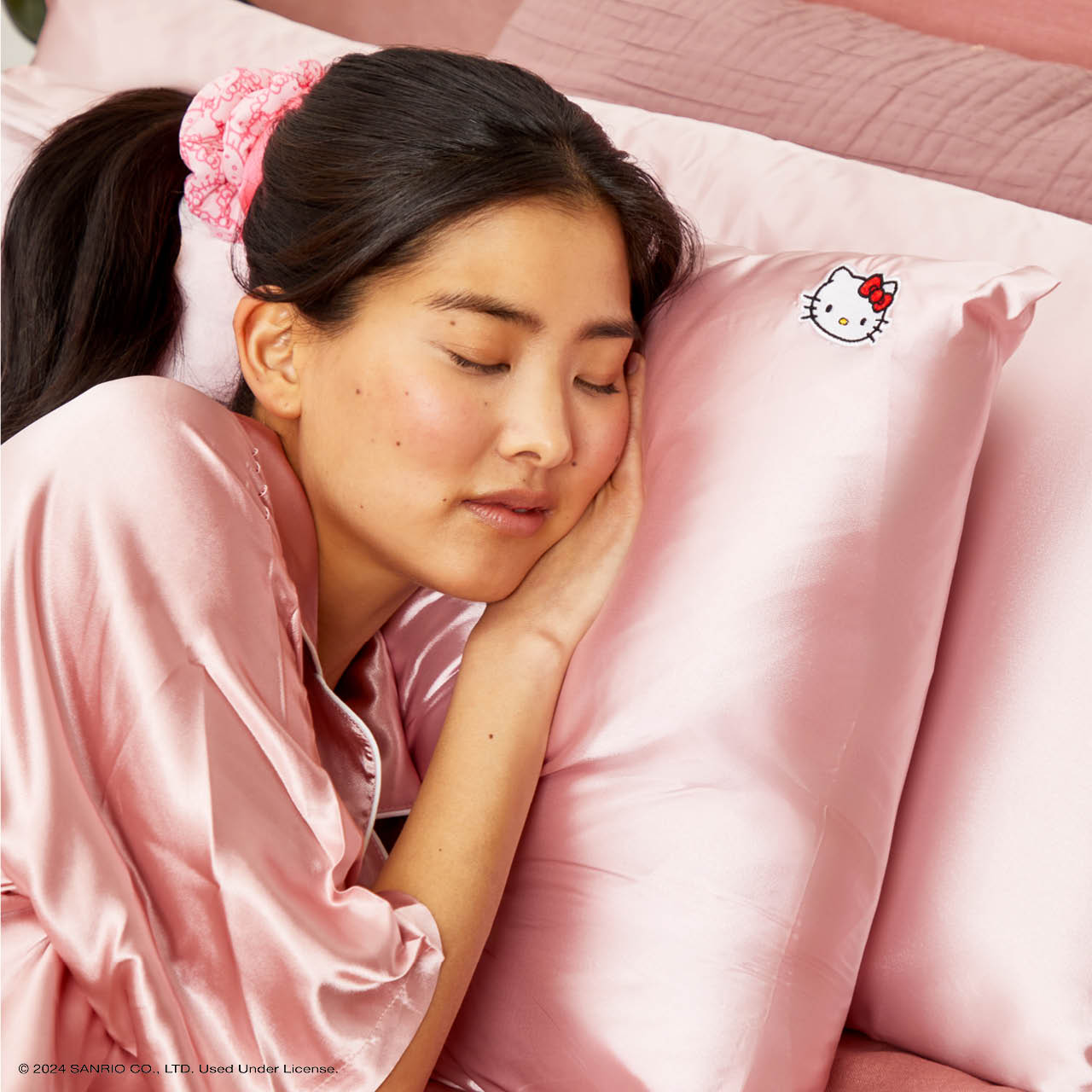 Kitsch x Hello Kitty funda de almohada de satén rosa con cara de Hello Kitty - King