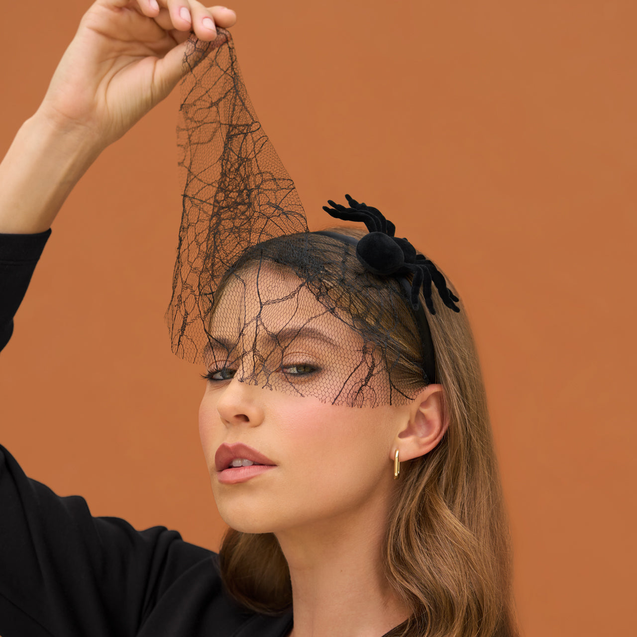 Diadema con velo de telaraña