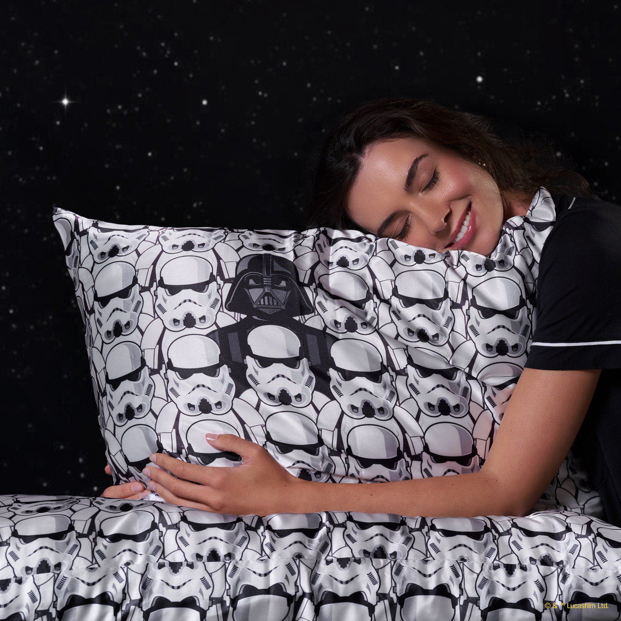 Star Wars™ & Kitsch Satin-Kissenbezug in Darth Vader & Sturmtruppen
