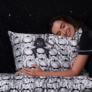Star Wars™ & Kitsch Satin-Kissenbezug in Darth Vader & Sturmtruppen
