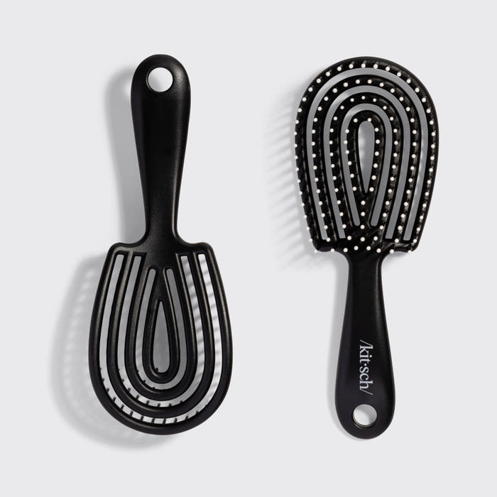 Model using the Kitsch Black Detangling Flexi Brush Mini on hair